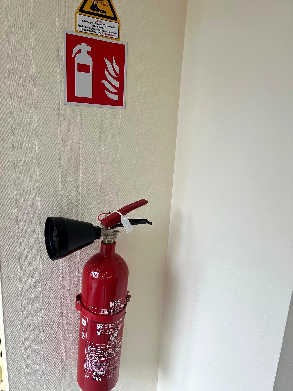 Feuerlöscher an der Wand