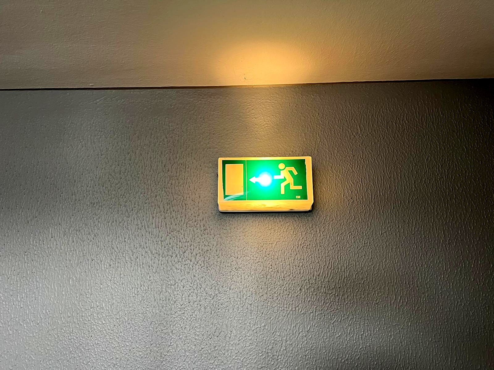 Beleuchtetes Rettungswegzeichen