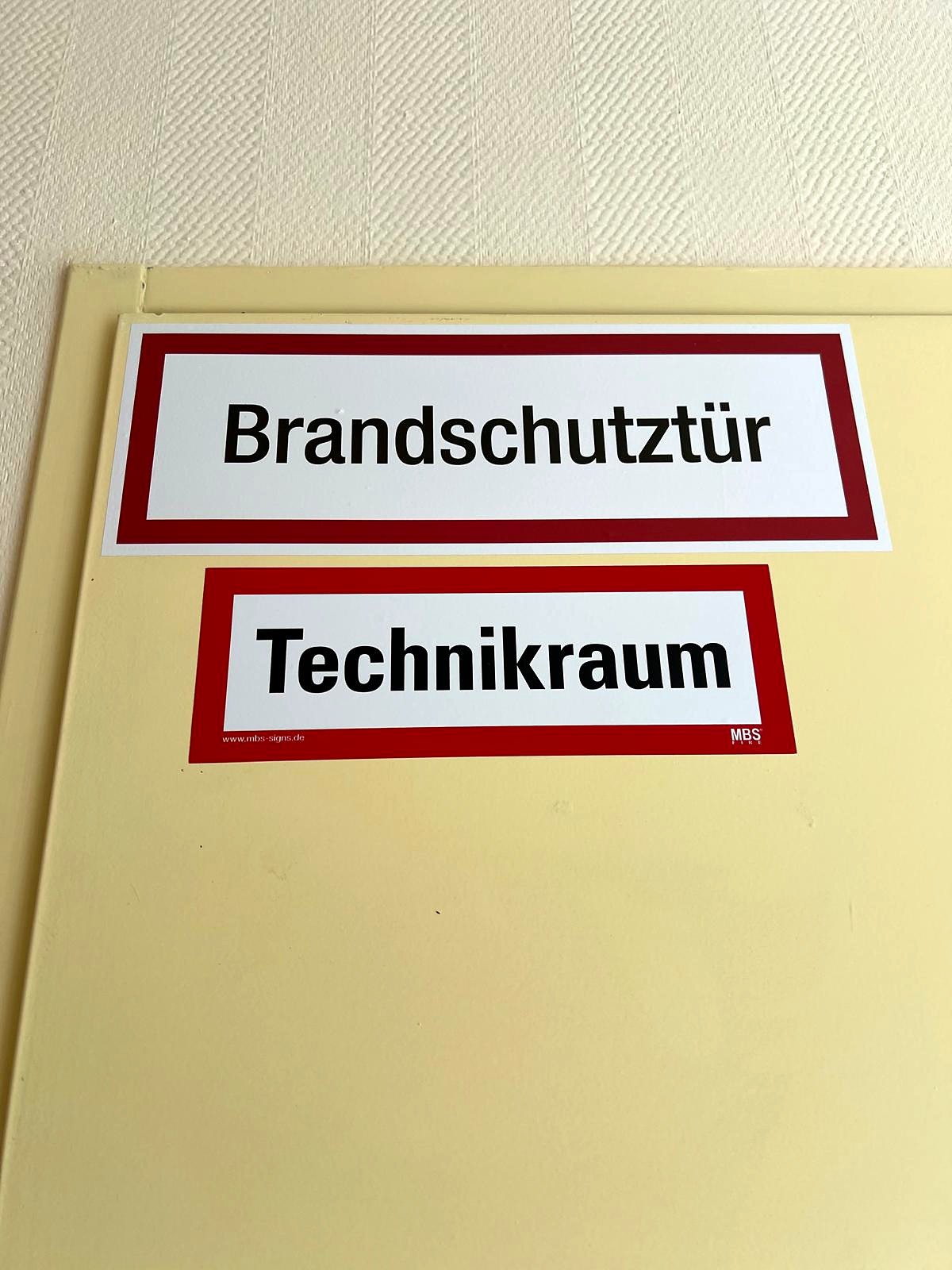 Kennzeichnung von Brandschutztür und Technikraum