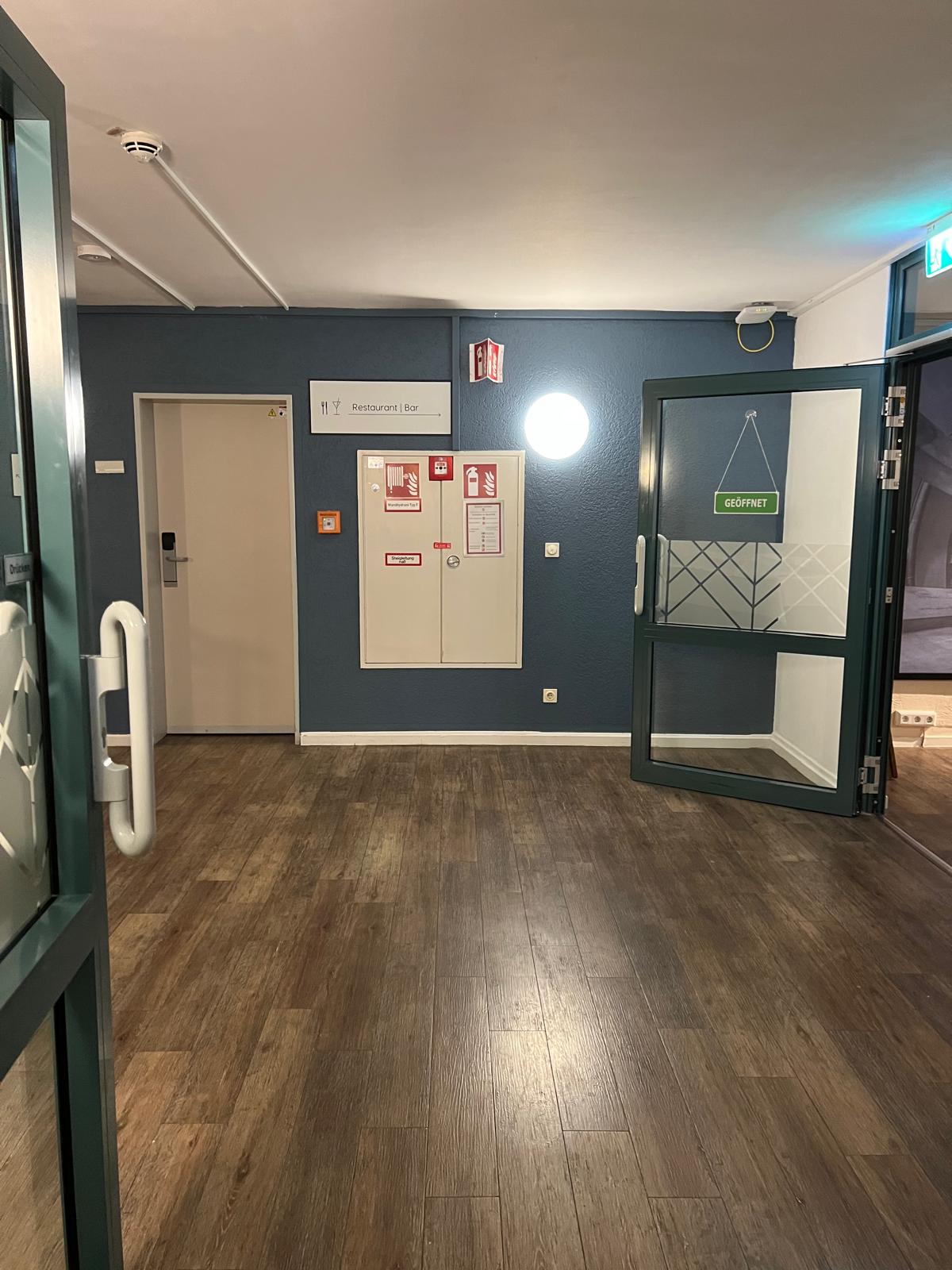Brandschutzeinrichtungen und Rettungsweg in einem Gebäude