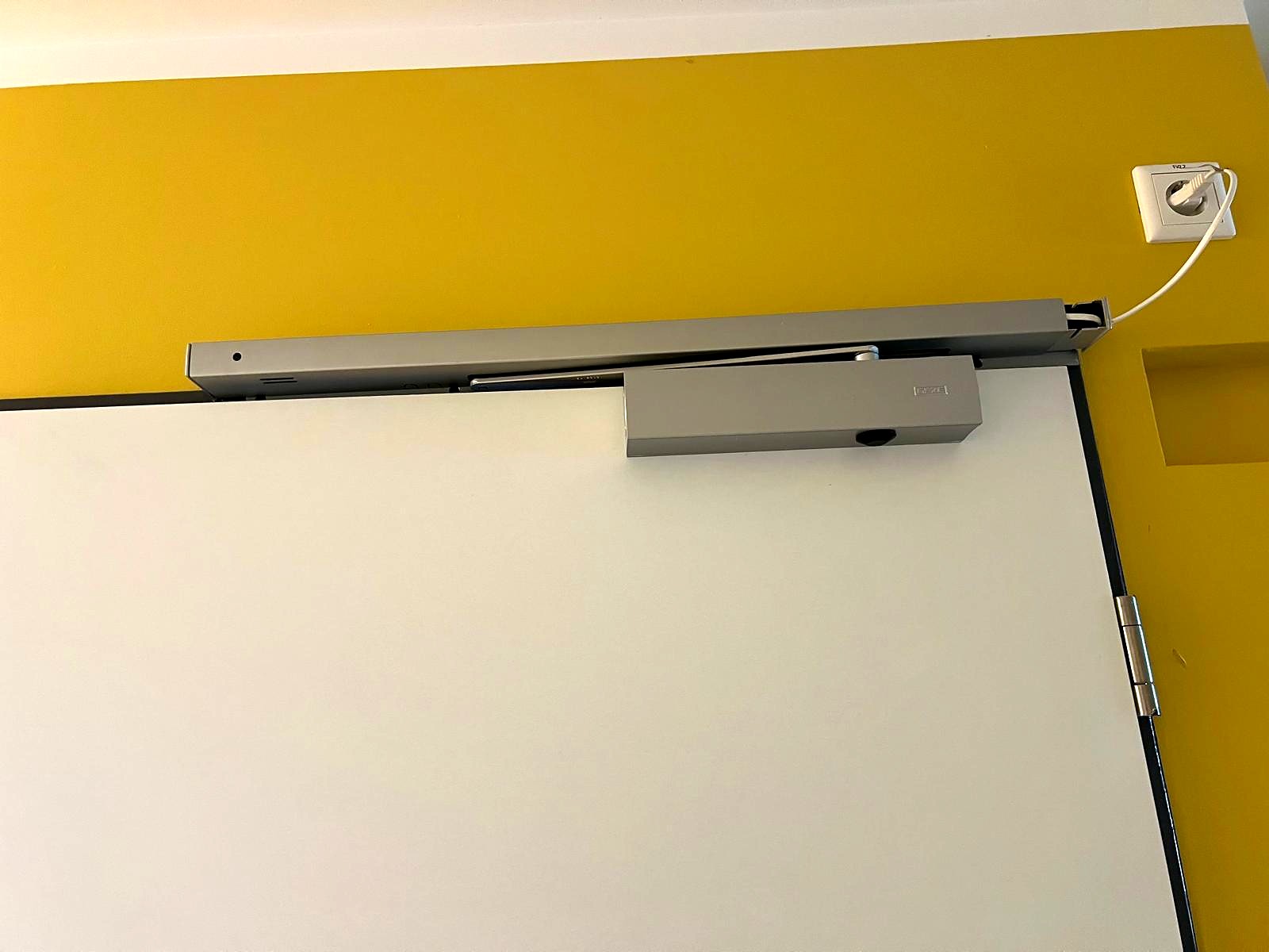 Brandschutztür mit Türschließer und Kennzeichnung