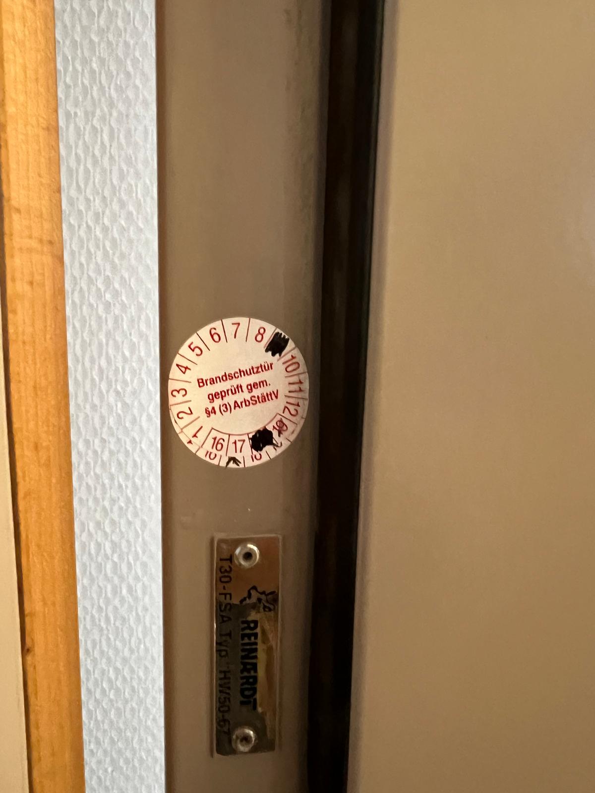 Prüfplakette einer Brandschutztür