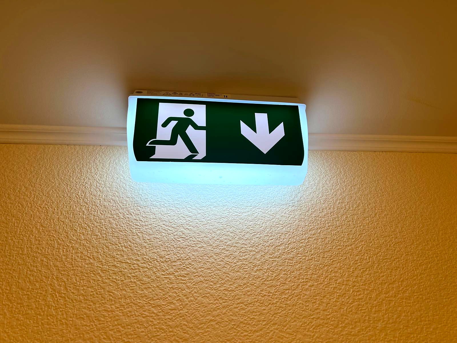 Rettungswegzeichen über einer Tür