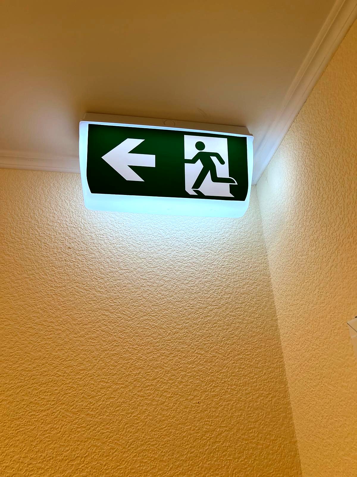 Beleuchtetes Rettungswegzeichen