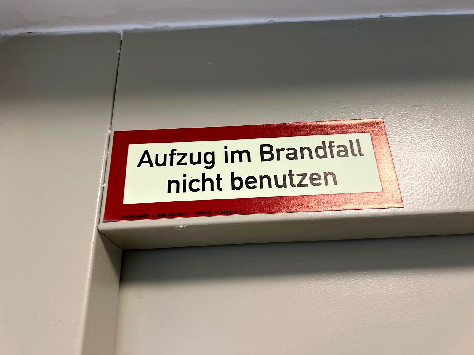 Hinweis: Aufzug im Brandfall nicht benutzen
