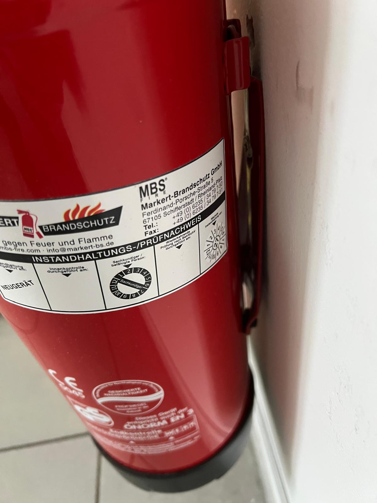 Nahaufnahme Instandhaltungsnachweis Feuerlöscher