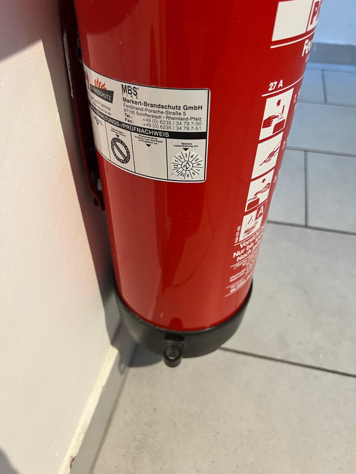 Prüfnachweis an Feuerlöscher mit nächster Instandhaltung
