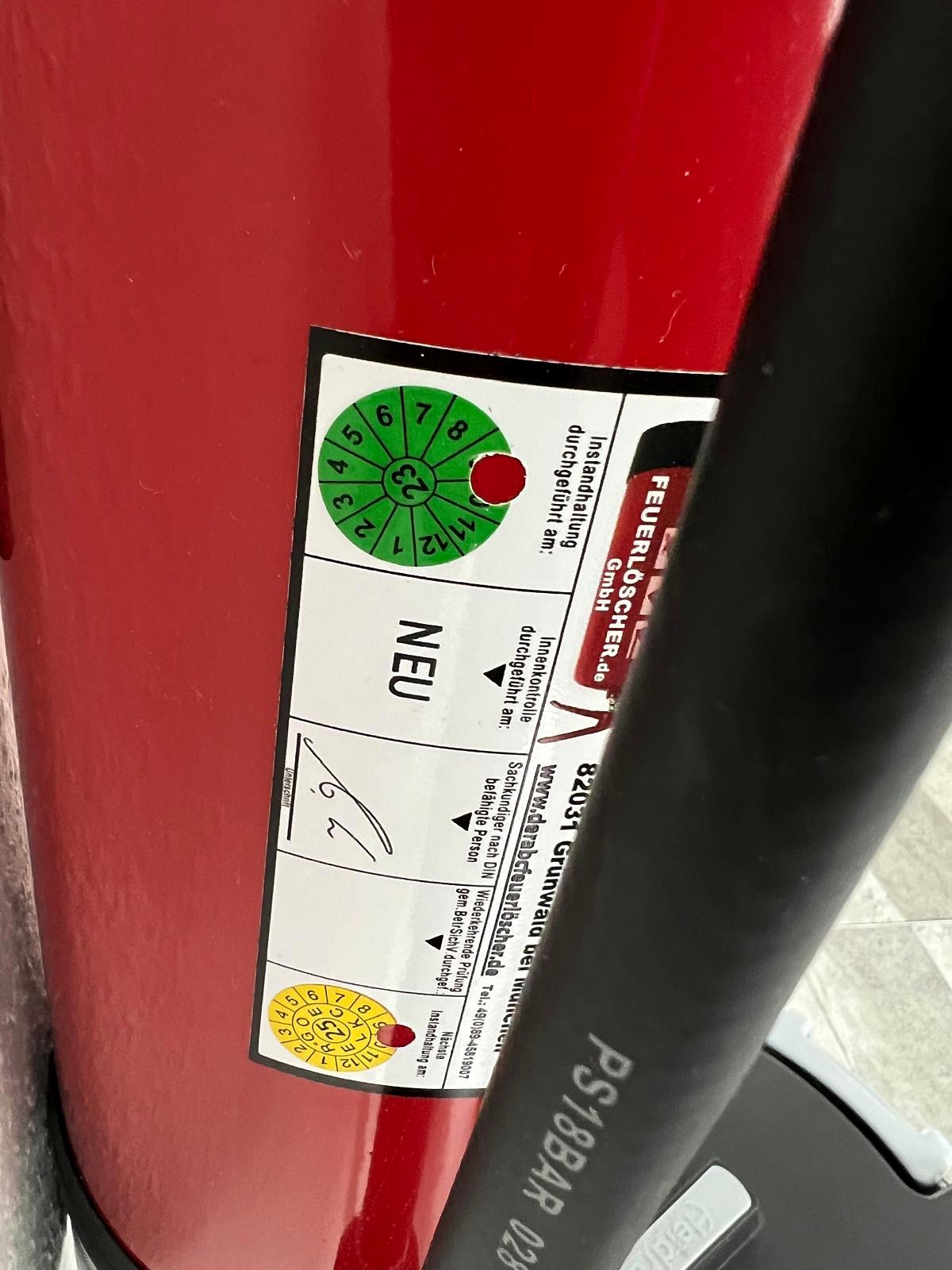 Prüfplakette auf einem Feuerlöscher